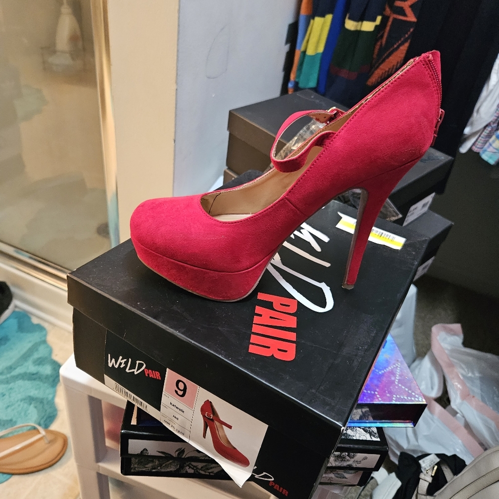 Closed toe heels